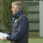 Mancini fogli e appunti in mano