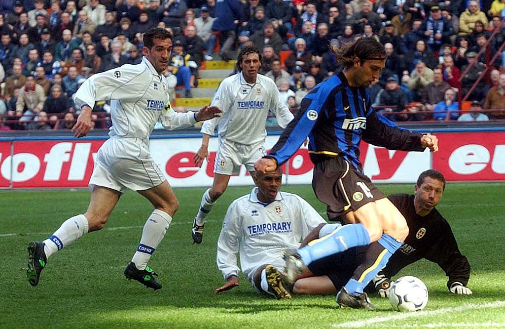 Gabriel Batistuta of Inter Milan scores