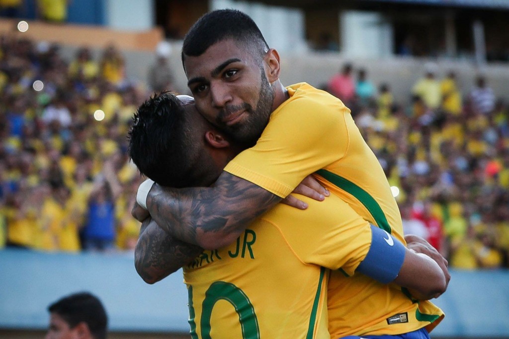 Gabigol esulta