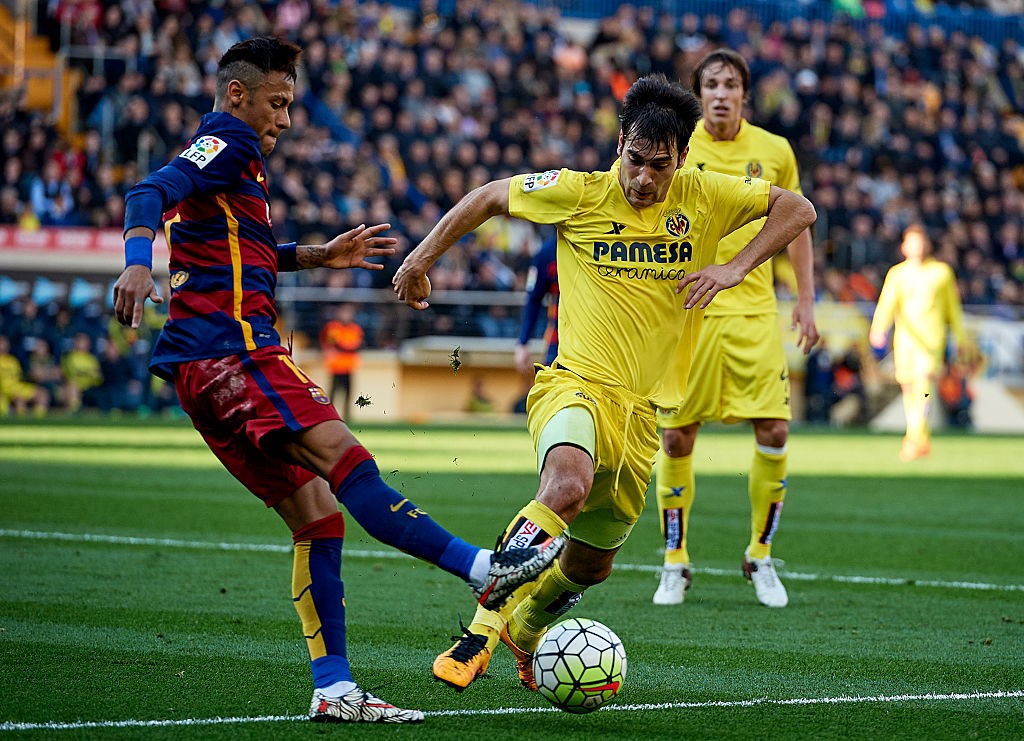 Manuel Trigueros (R) of Villarreal is tackled by Neymar JR