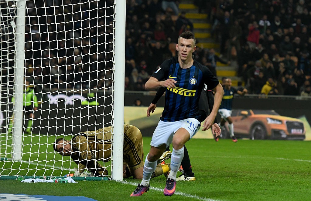MILAN, ITALY - NOVEMBER 20:  Ivan Perisic of FC Internazionale scores the second goal during the Serie A