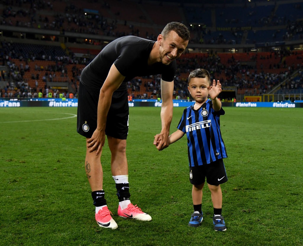 Ivan Perisic saluta