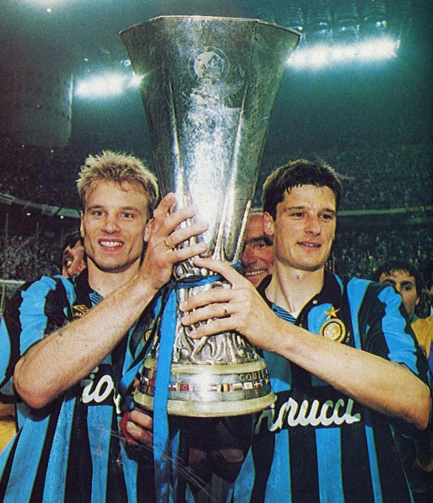 Inter,_Coppa_UEFA_1994,_Bergkamp_e_Jonk