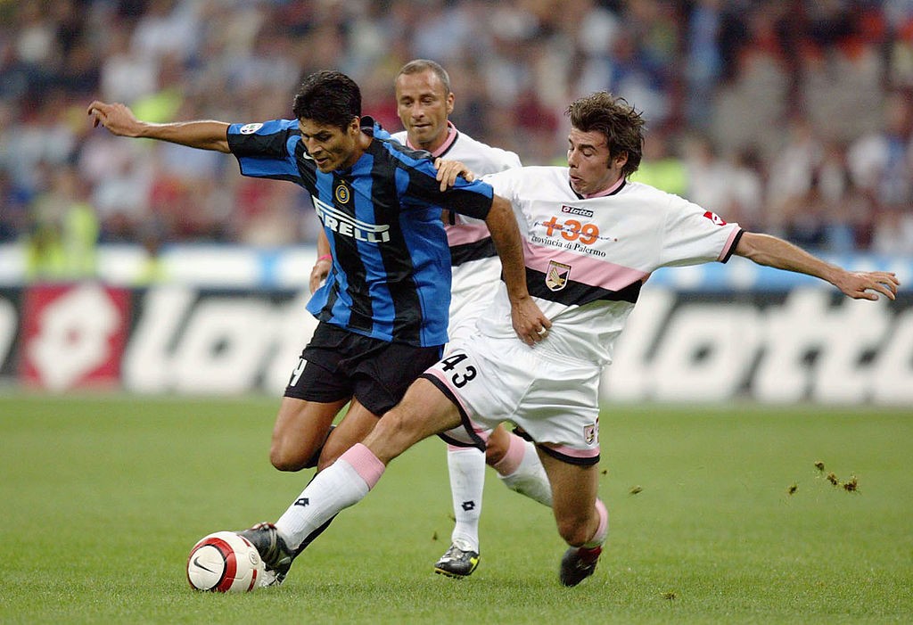 Andrea Barzagli vs Julio Cruz