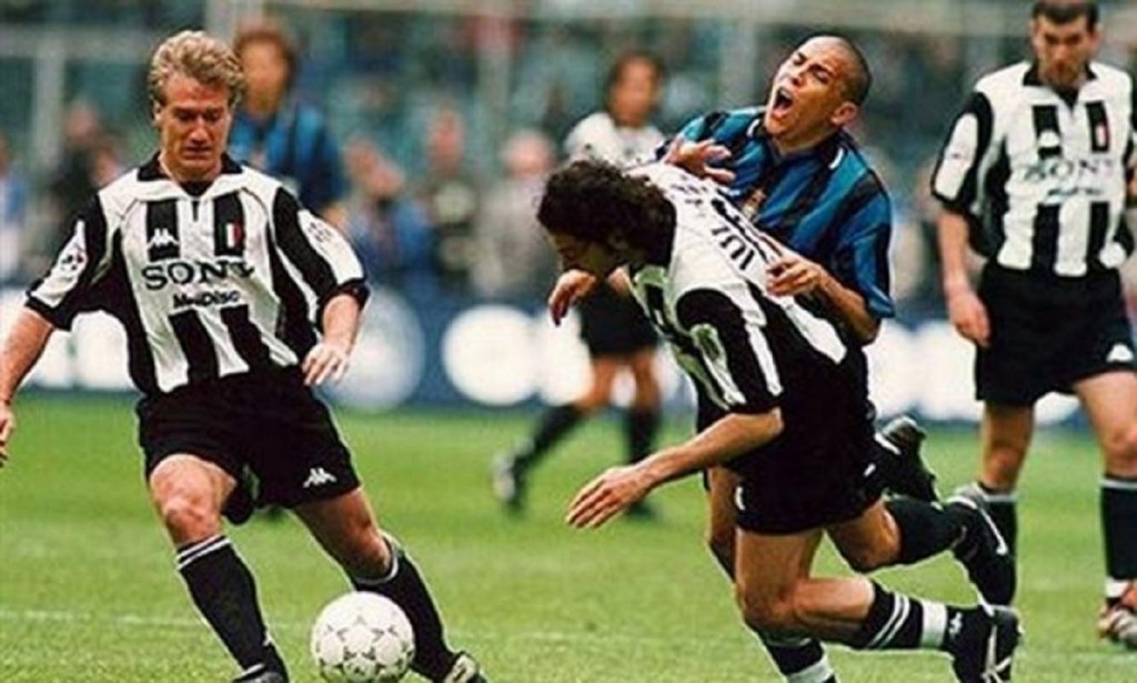 fallo di Iuliano su Ronaldo