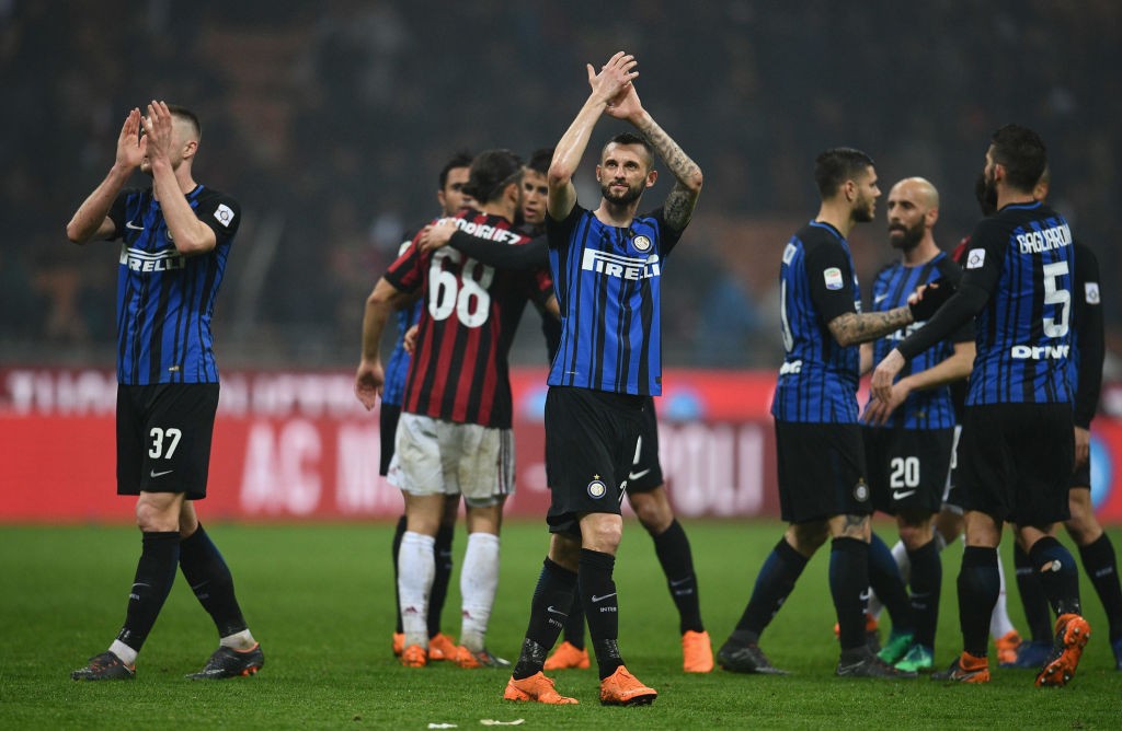 Brozovic saluta dopo il derby