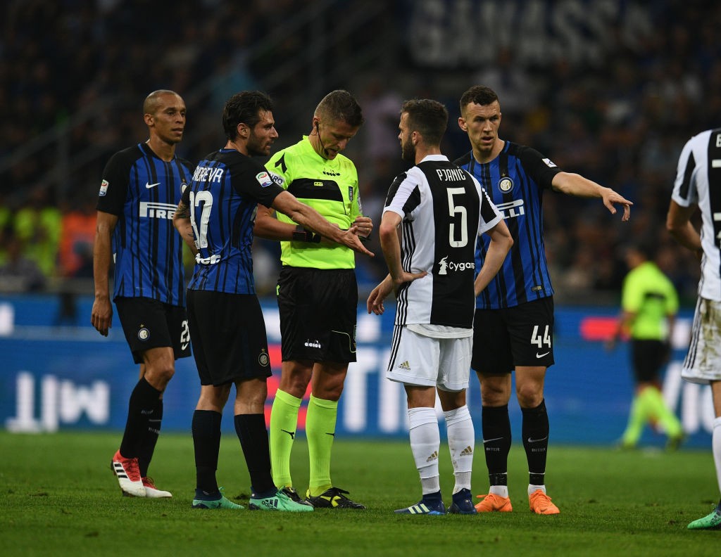 FC Internazionale v Juventus - Orsato e Pjanic