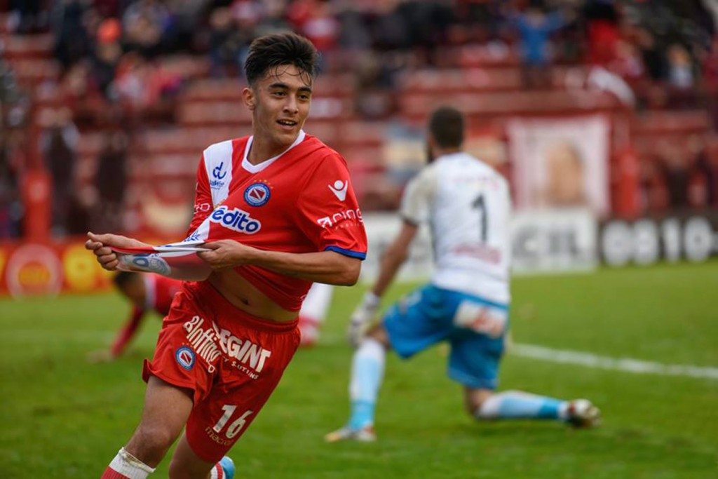 Nico Gonzalez esulta dopo un gol