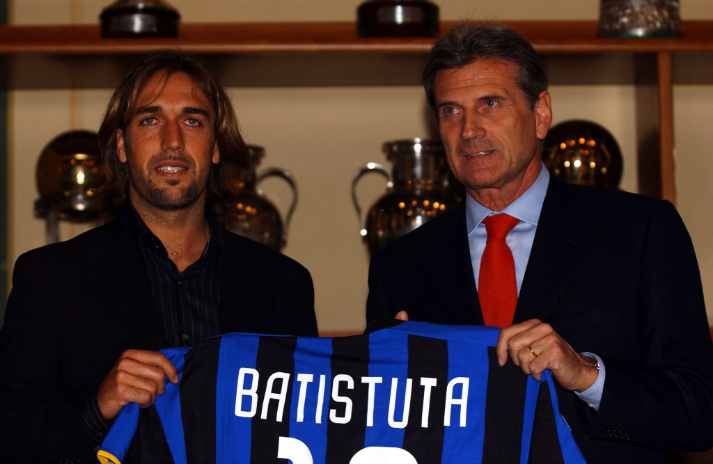 Inter Milan Vice President Giacinto Facchetti presents new signing Gabriel Batistuta
