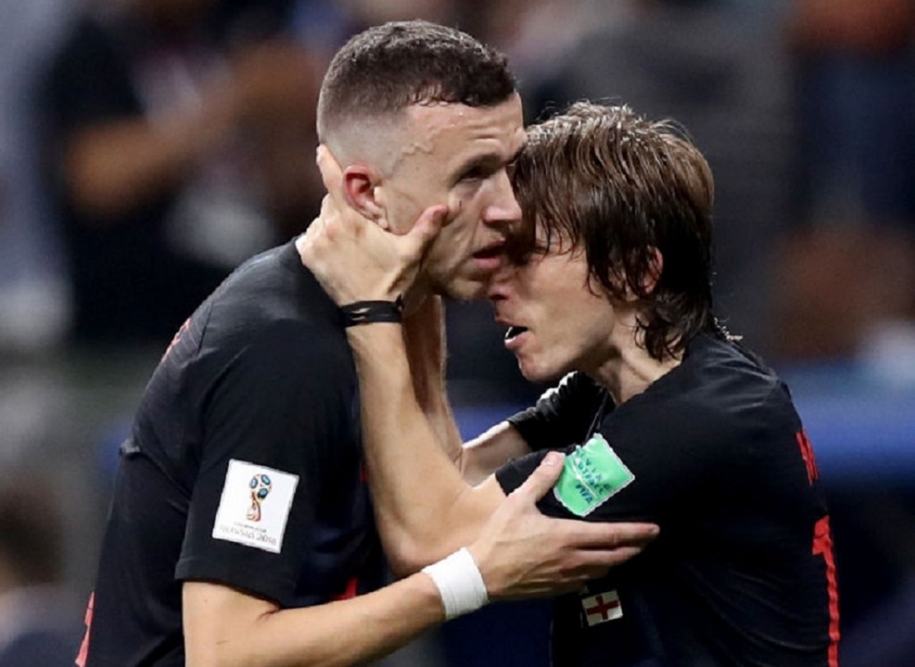 England v Croatia: Semi Final - Modric abbraccia Perisic
