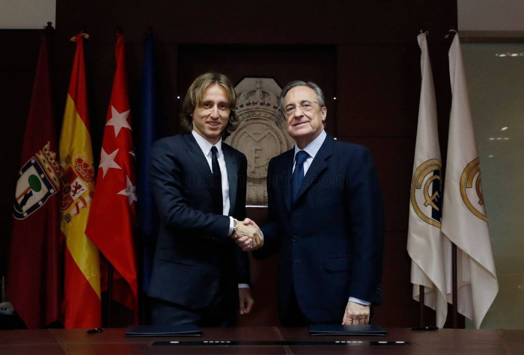 Modric stretta di mano con Perez