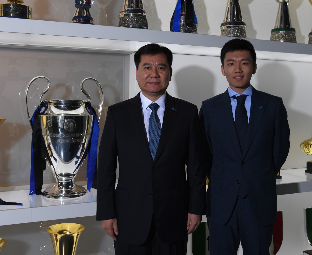Zhang Jindong e Steven Zhang nella sala trofei