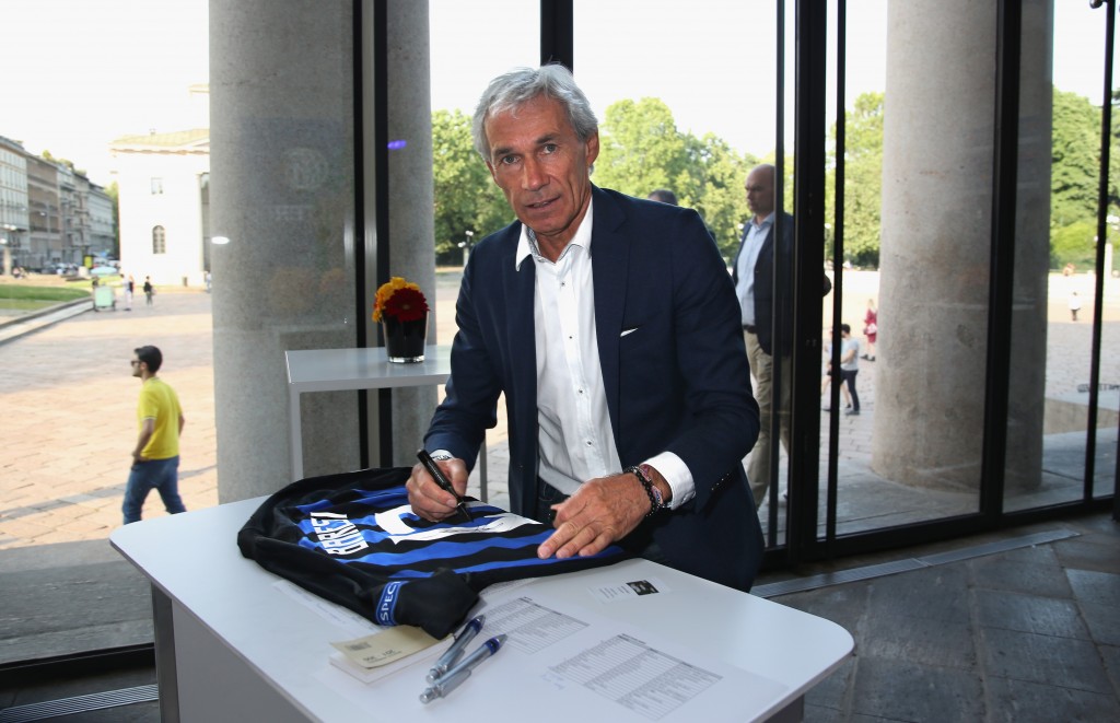 Beppe Baresi firma la sua maglia