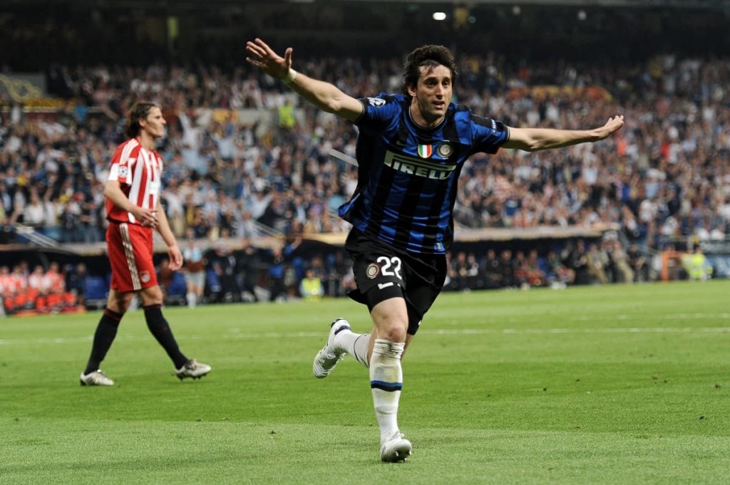 Milito esulta dopo il gol al Bayern Monaco