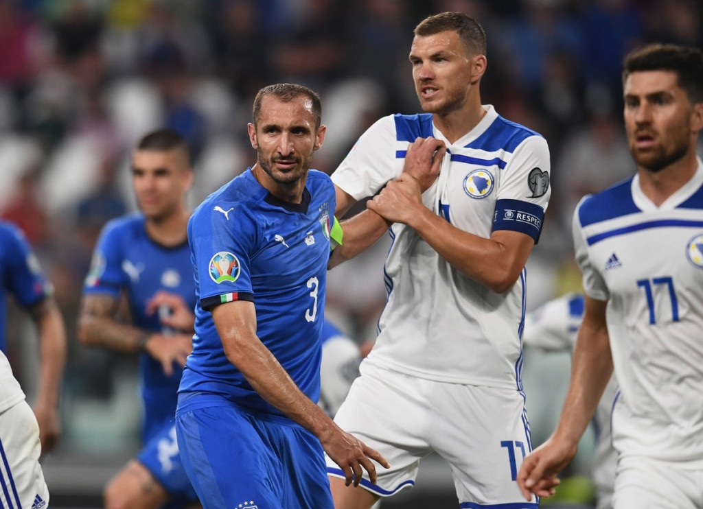 Dzeko in un duello con Chiellini durante Italia Bosnia