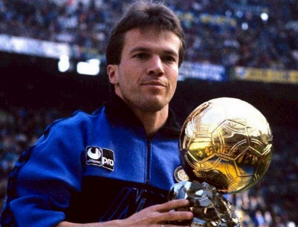 Matthaus esibisce il Pallone d'Oro a San Siro