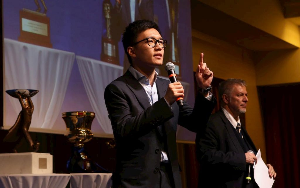 zhang parla al microfono