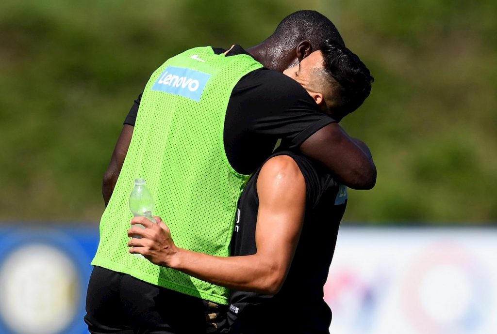 Abbraccio tra Lukaku e Sanchez ad Appiano