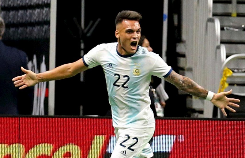 Lautaro Martinez esulta con la maglia della nazionale argentina