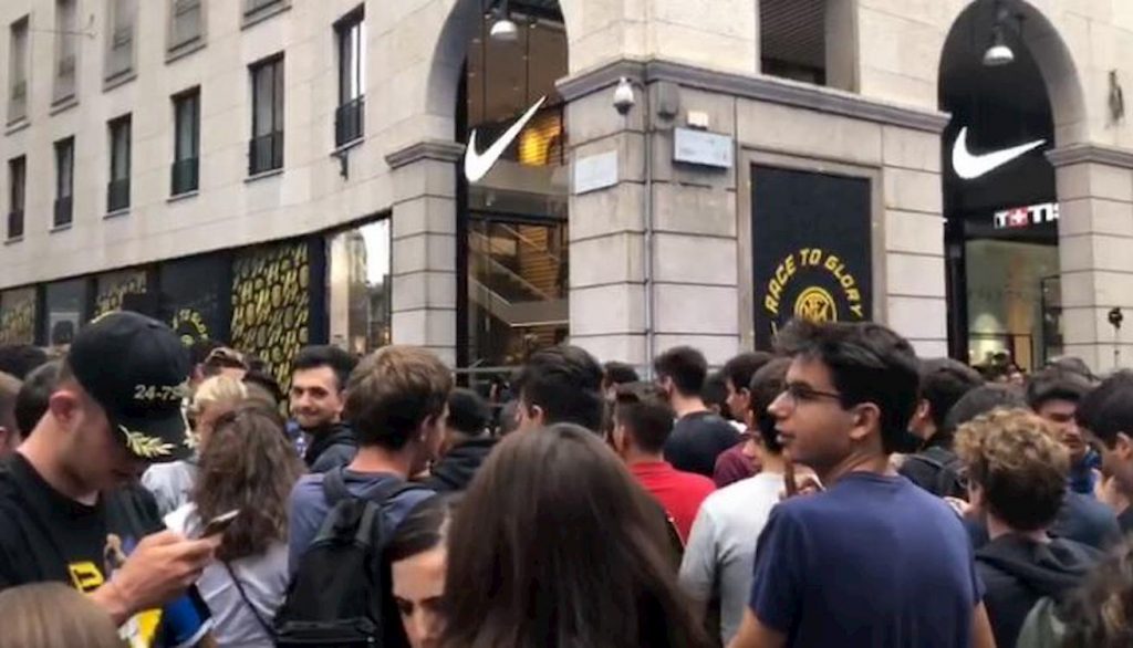 video-fcin1908-inter-tifosi-invadono-il-centro-e-parte-il-coro-da-derby