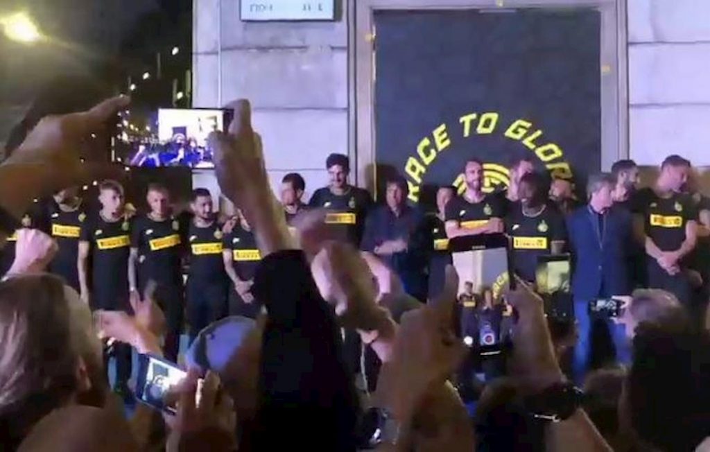 video-fcin1908-terza-maglia-conte-sale-sul-palco-e-parte-chi-non-salta-bianconero-e