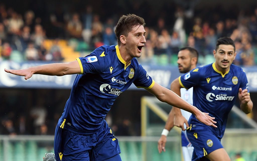 Kumbulla esulta con la maglia del Verona