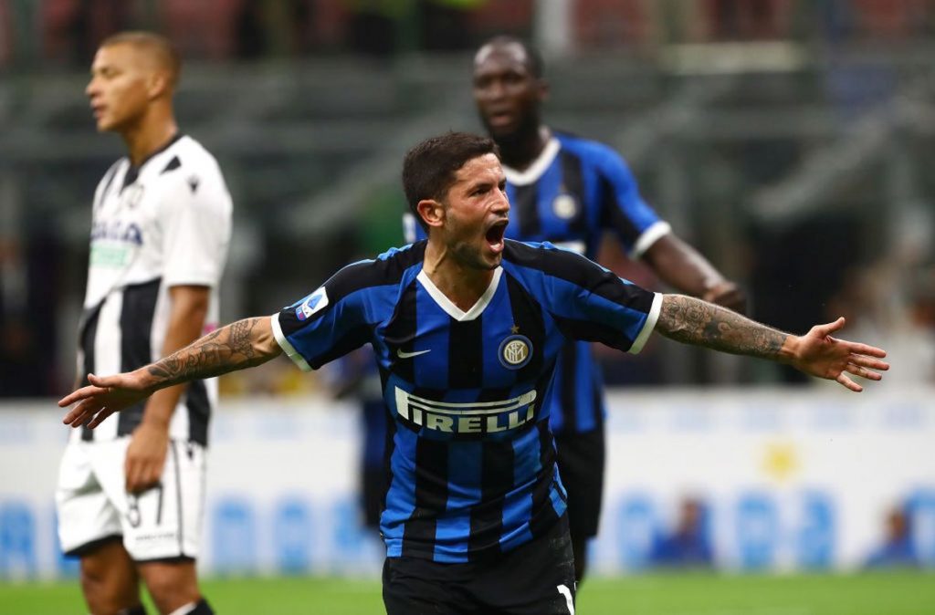 Sensi esulta con la maglia dell'Inter
