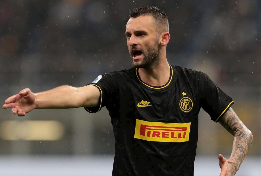 Marcelo Brozovic "si prende cura" dei suoi compagni. Sia in campo sia all'uscita dal terreno di gioco