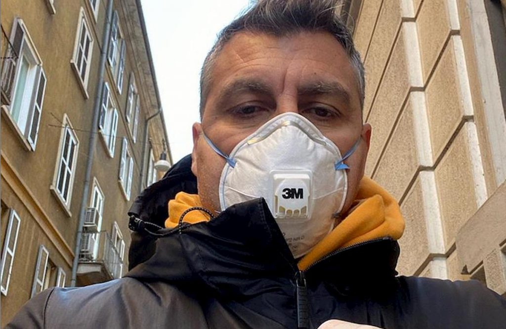 vieri-fa-la-spesa-con-guanti-e-mascherina
