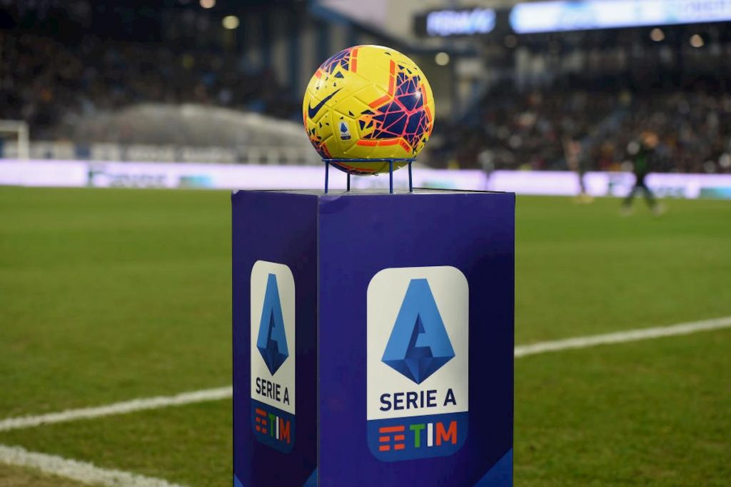 serie-a-si-al-lavoro-in-gruppi-e-torna-il-pallone-ma-niente-partitelle-il-ritiro-blindato