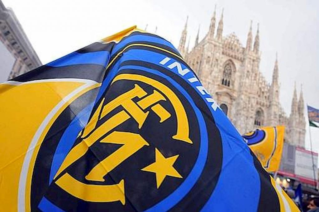 inter-bandiere-in-duomo