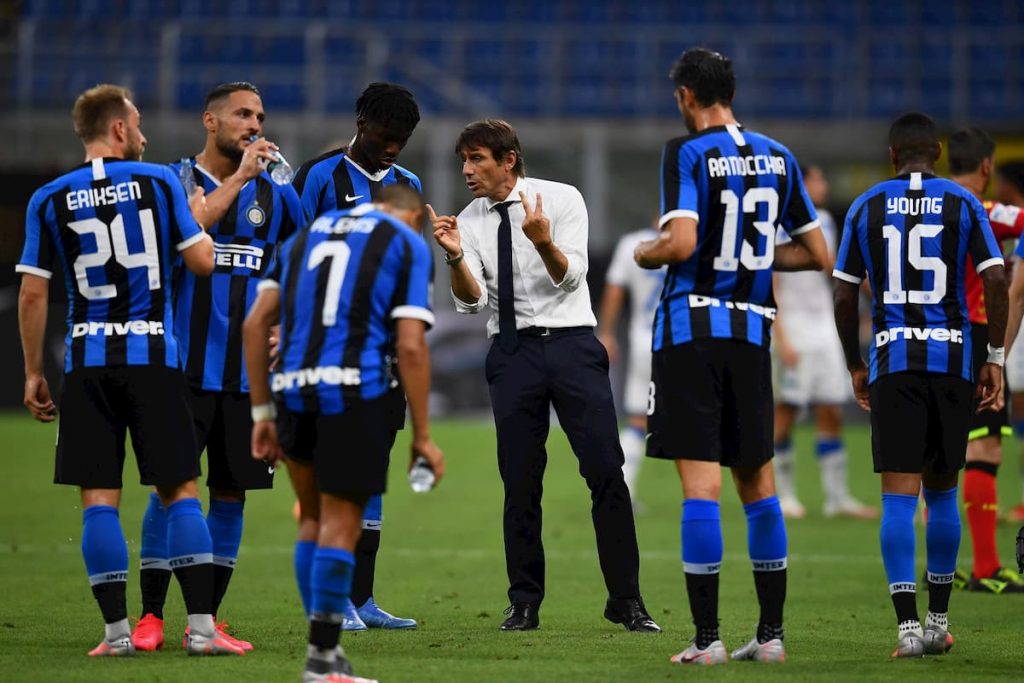 cds-inter-conte-indossa-larmatura-e-imbraccia-lo-scudo-dalle-parti-nerazzurre-lo-faceva
