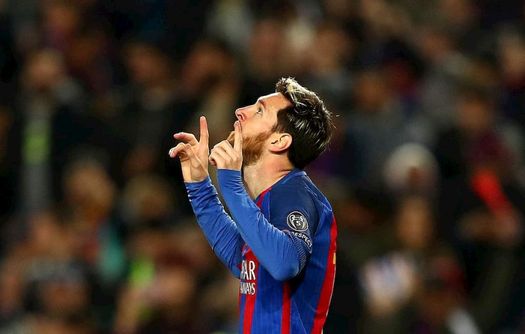 messi-osserva-interessato