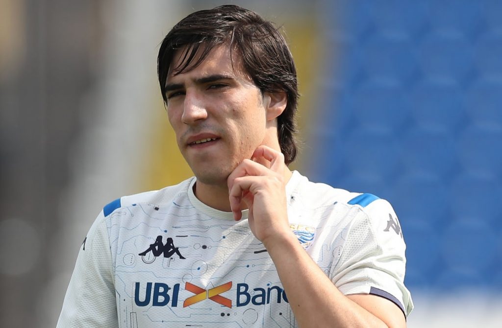 Sandro Tonali è al centro di una sfida di mercato tra Milan e Inter. I nerazzurri sembrano aver allentato la presa sul centrocampista del Brescia