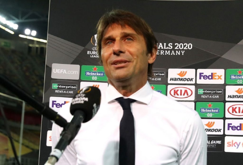 Il tecnico è al lavoro per dare nuove varianti all'Inter: partenza col 3-5-2, per poi inserire più fantasia nella fase offensiva