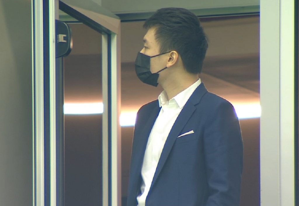 zhang-osserva-in-tribuna