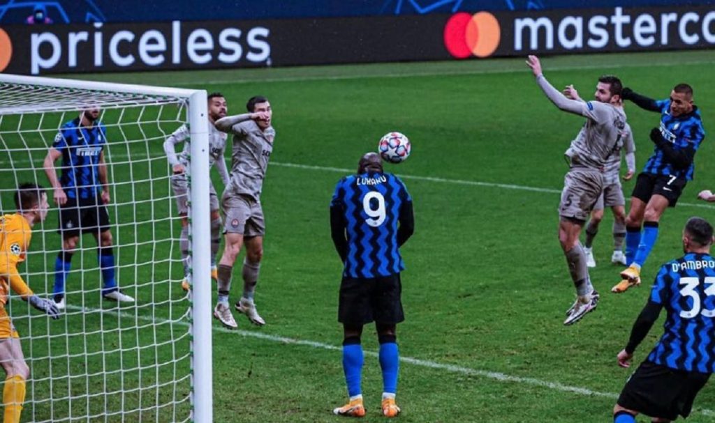 lukaku-respinge-il-tiro-di-sanchez