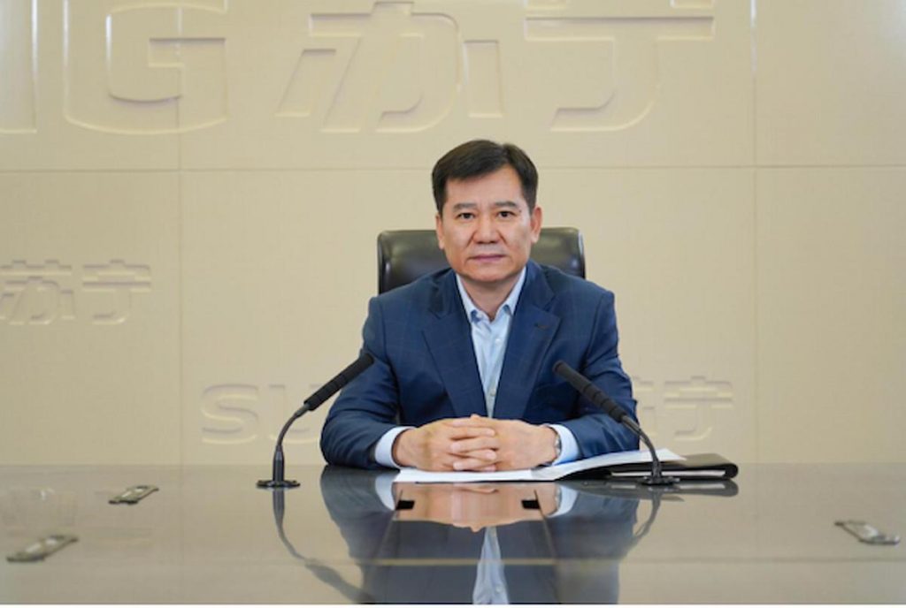 Zhang Jindong parla ai dipendenti