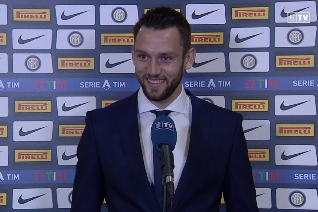 De Vrij scherza con Conte