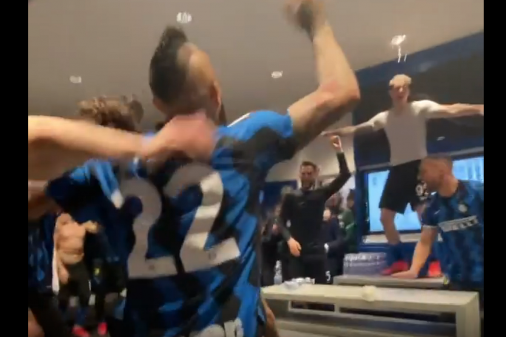 VIDEO : Inter, è festa nello spogliatoio. I giocatori in coro, Chi non salta rossonero è