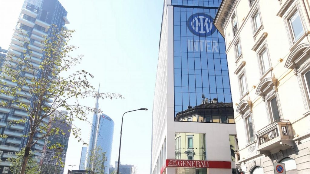 Inter, il nuovo logo sulla sede