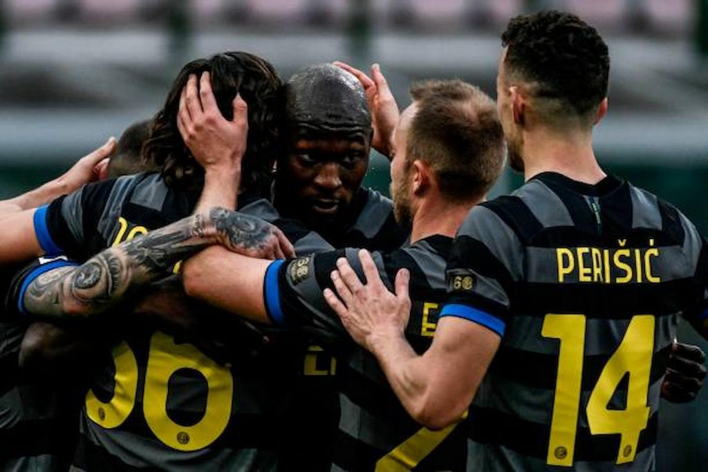 Eriksen abbraccia Lukaku