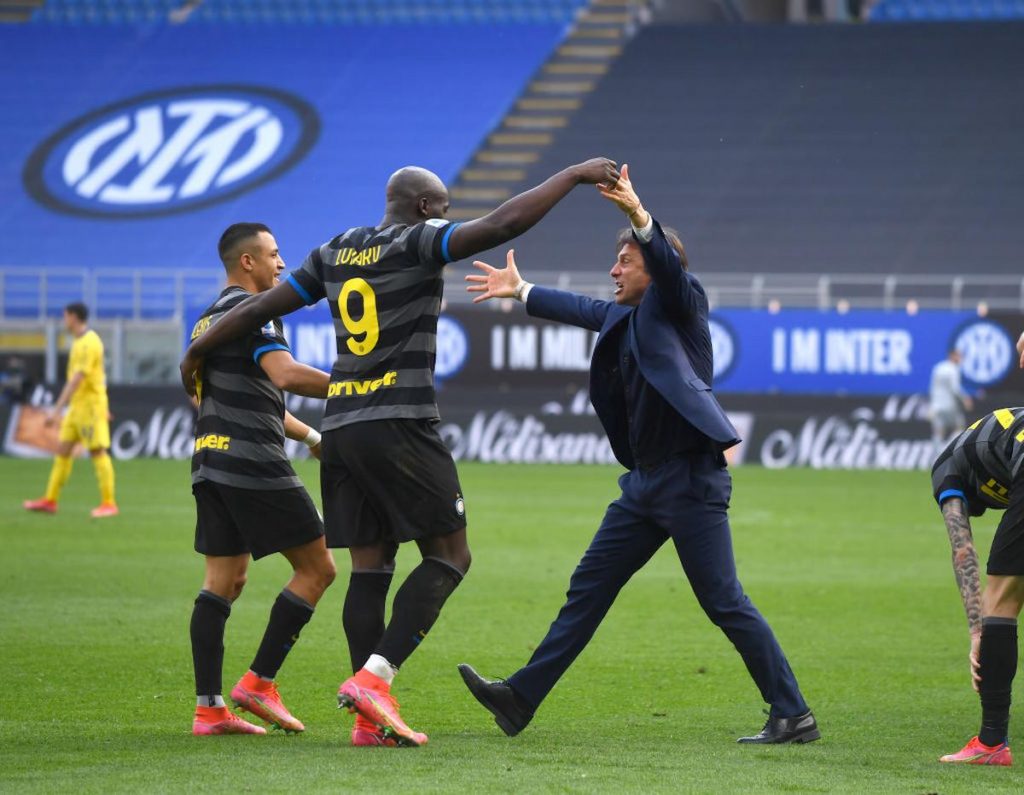 conte inter verona abbraccio lukaku (1)