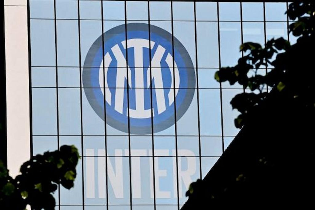 Inter, il nuovo logo sulla facciata della sede