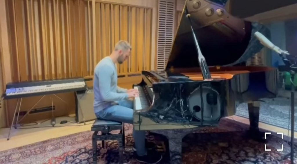 de vrij biondo inter piano