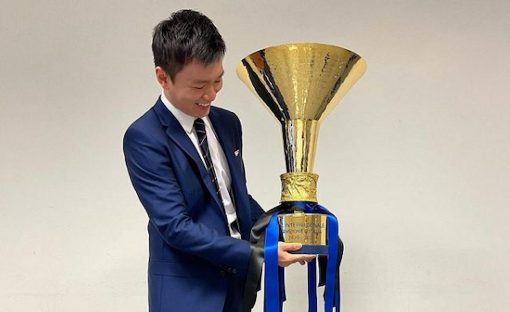 zhang abbraccia trofeo