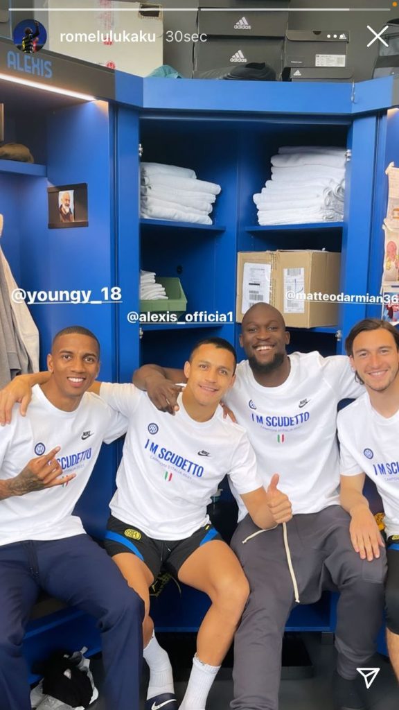 Ad Appiano i giocatori indossano la maglia che celebra lo scudetto. Lo scatto di Lukaku