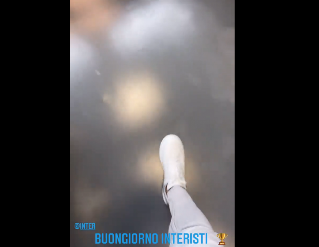 Lautaro mostra la maglia che celebra lo scudetto