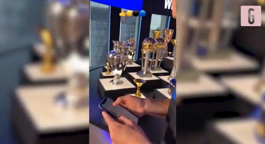 calhanoglu prende telefono