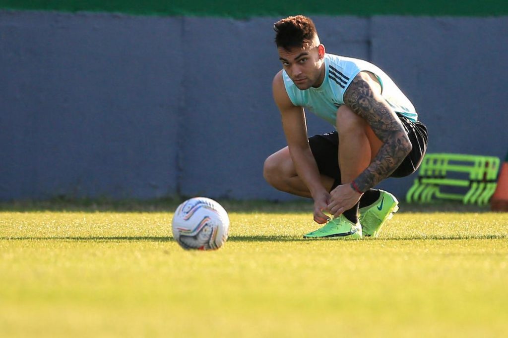 Lautaro in Argentina, il sindaco di Bahia Bianca gli consegna un riconoscimento (1)